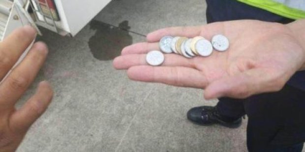 老太硬币抛向飞机发动机 因年事已高无主观恶意不予处理