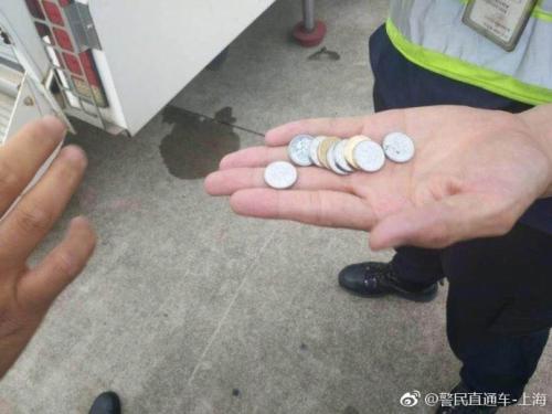 头等舱老太往发动机扔了一把硬币：为保平安