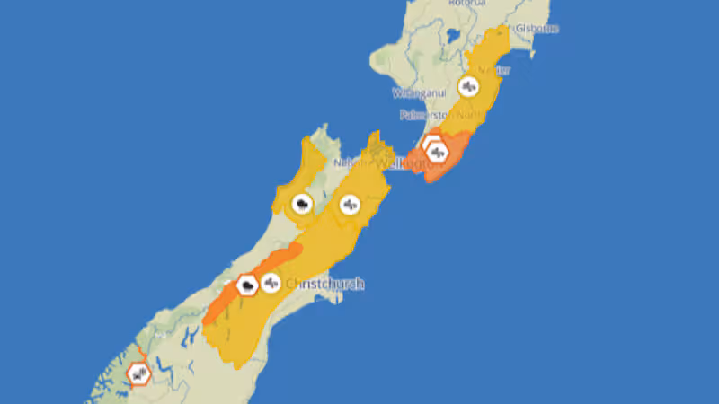 新西兰多地遭遇强风暴雨,被雷击3000多次,阵风高达211公里/小时