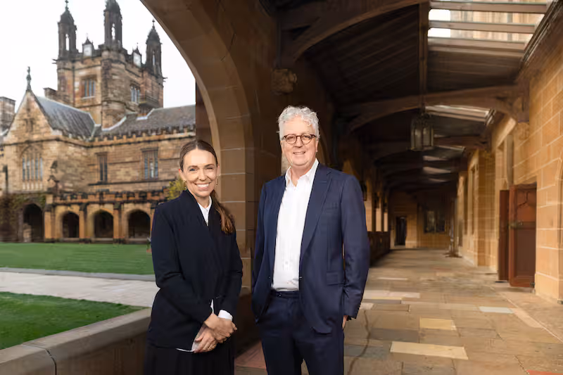dame-jacinda-ardern-with-vice-chancellor-and-president-profe-KDZLJSD6FNA6DC4T6YMOZEEURY.jpg | 前总理Jacinda Ardern获聘悉尼大学教授,将开讲这一课程