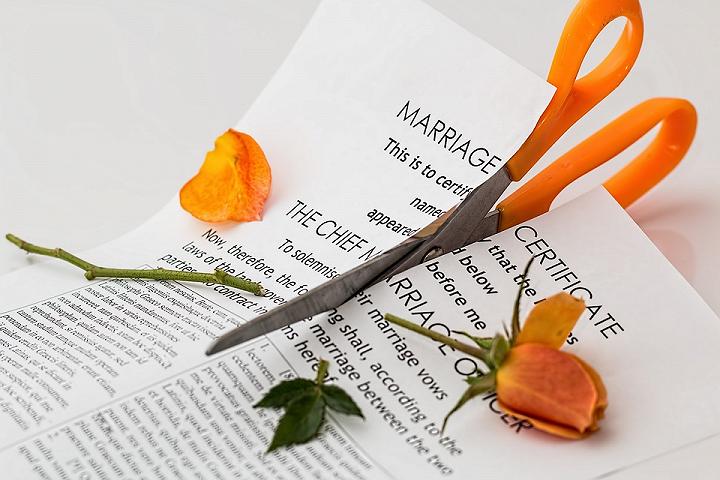 退休国企干部离婚互撕！分割近亿元、14套房产！纪委介入