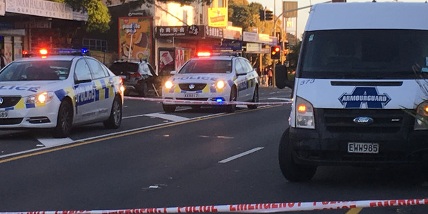 下班请注意！倒霉路银行遭抢劫路被封 武装警察出动