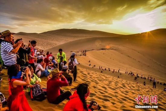 去旅游只为“打卡”发朋友圈 中国人你还会休闲吗？
