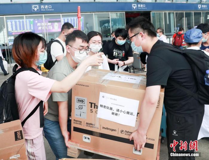北京10天新增确诊病例227例 武汉医疗队抵京支援核酸检测
