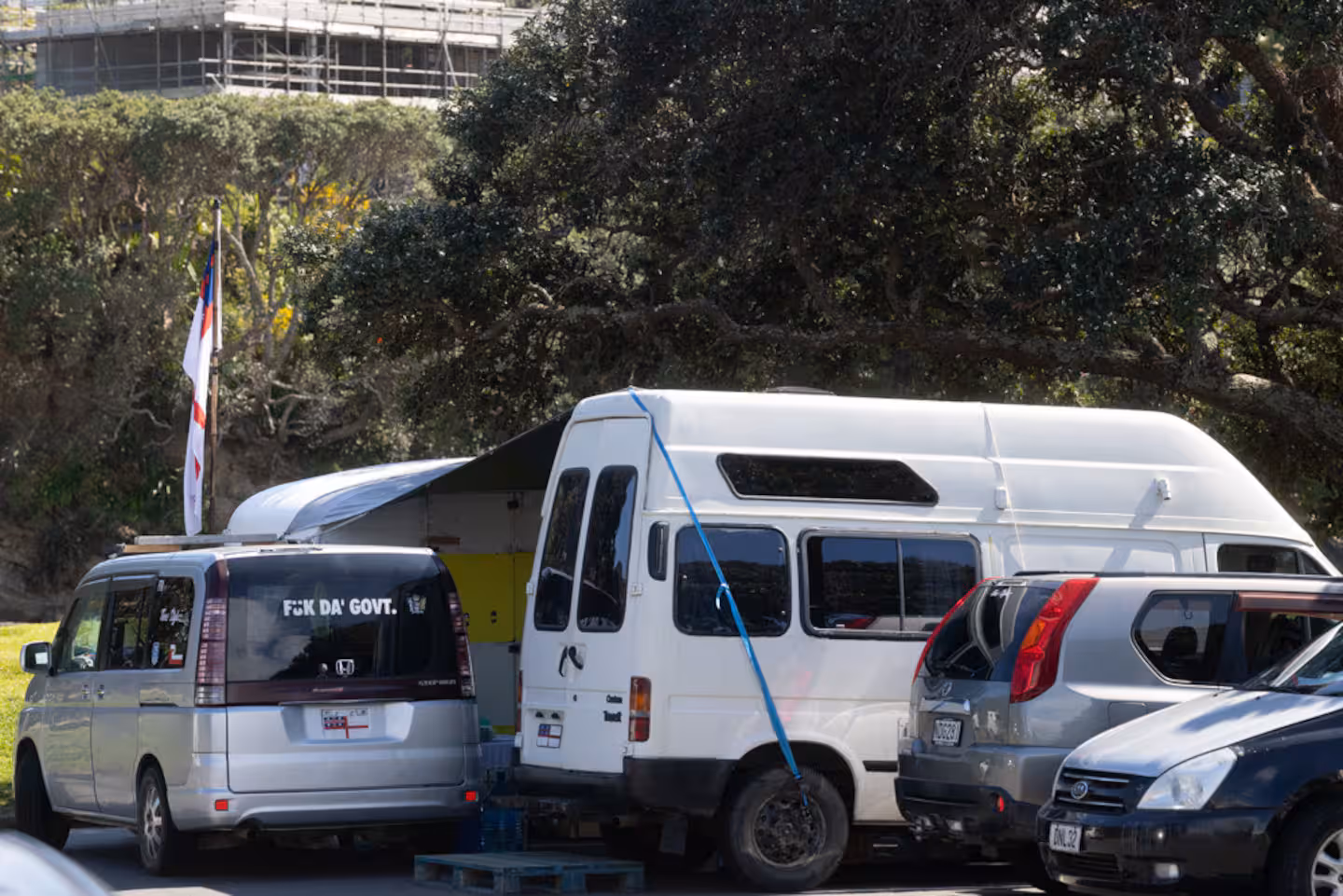 euei | 奥克兰北岸海滩变抗议营地！车辆贴反政府标语，居民不安，	惊动警方