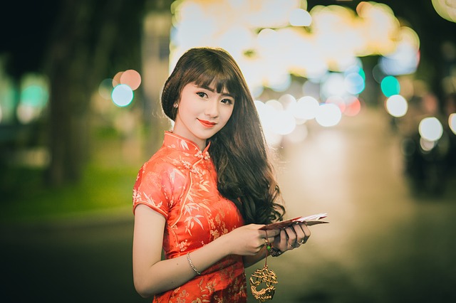 中国服装模特1秒2个造型惊呆歪果仁 跪求赐神技