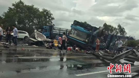 广东一高速上大客车翻车 致19人死亡21人受伤