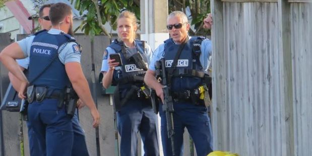 奥克兰北岸：武装警察出动逮捕两名男子