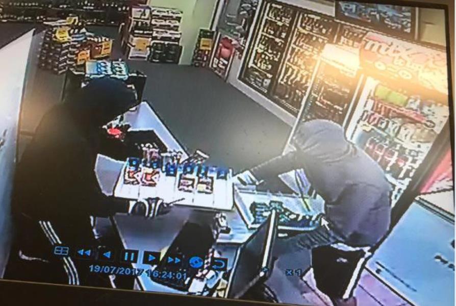 通缉：歹徒跨地区连环作案，偷车、抢店、加完油就跑！见这两人赶紧报警！