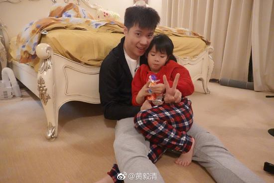 黄毅清曝黄奕是同性恋骗婚生娃：利用我的好基因