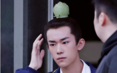 撞脸葫芦娃？易烊千玺古装造型惹人爱