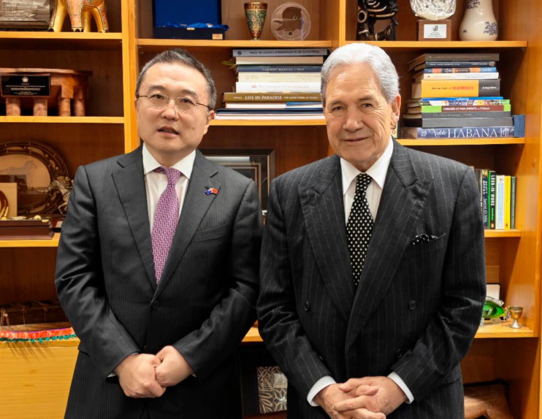 王小龙大使辞行拜会新西兰外交部长Peters