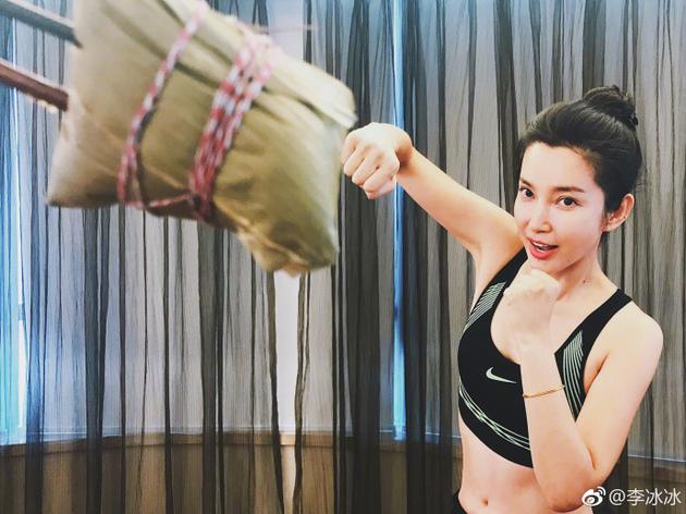 李冰冰对粽子打拳击露性感腹肌 对镜卖萌鬼可爱