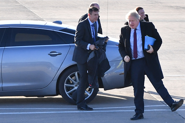 拉选票，英首相模仿《真爱至上》经典片段：纸牌告白