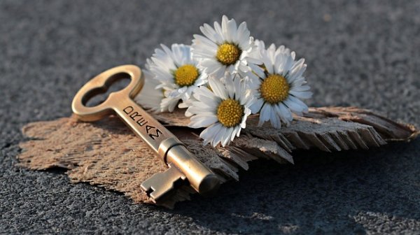 key 3087900 640
