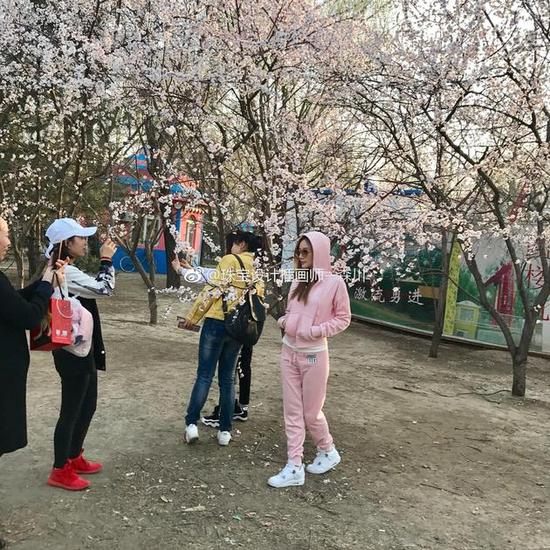 李小璐被拍深夜会友 老爸一路相陪不见贾乃亮