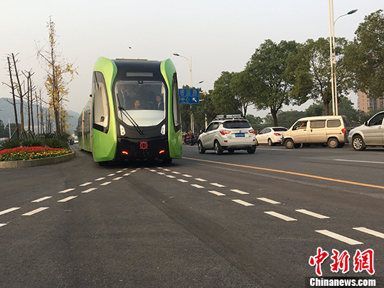 全球首列智轨列车“开跑”：轨道画地上 智慧感知路径