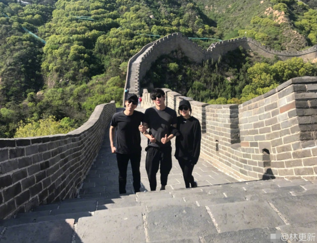 三人行必有电灯泡！林更新与赵又廷高圆圆夫妇爬长城