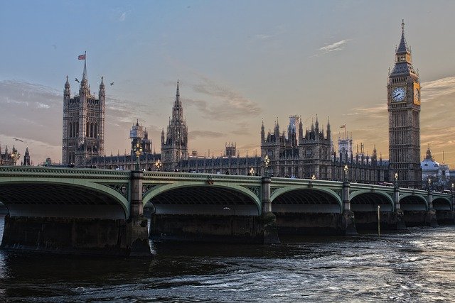 曾有1000万个从中国来的口罩摆在面前，英国没珍惜