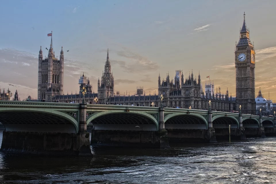 英国超2.2万人确诊感染新冠肺炎 卫生部呼吁勿聚会