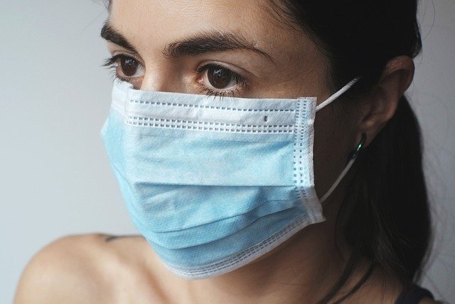 “我们欢迎不戴口罩的顾客”？一家店铺外的告示把网友惹怒了