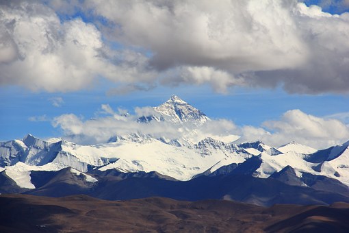 珠峰“永久封山”？官方：每年登顶人数控制在300左右