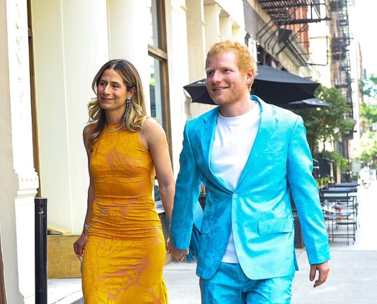 霉霉世纪婚礼落幕!体育馆变童话城堡,穿着迪奥婚纱,听着自己的歌走过红毯