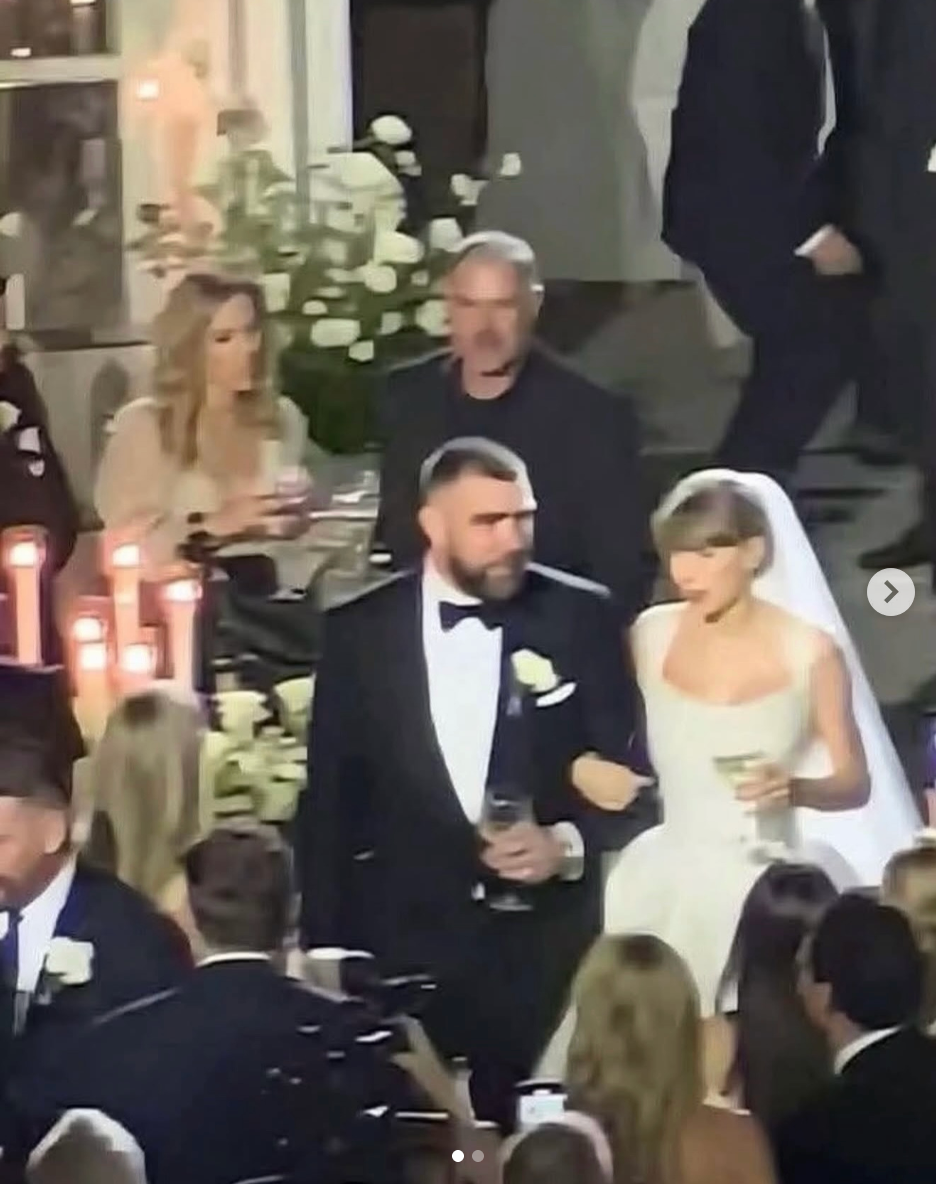 霉霉世纪婚礼落幕!体育馆变童话城堡,穿着迪奥婚纱,听着自己的歌走过红毯