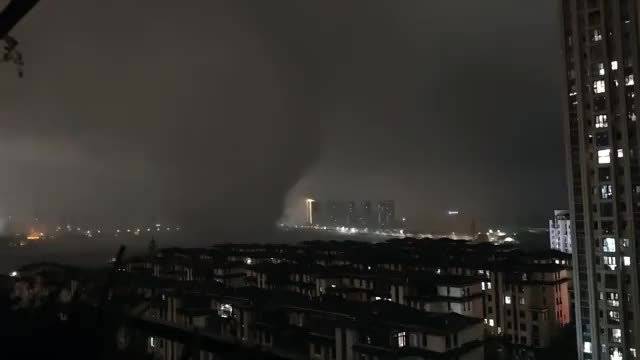 龙卷风突袭湖北 8死50余伤
