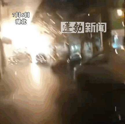 广西洪水冲垮养蛇场800余条蛇逃出，村民称被咬难以送医