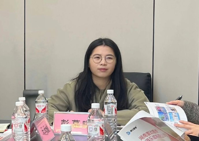 湖南一女副处长霸占私人车位8天!拒不挪车,全网痛批