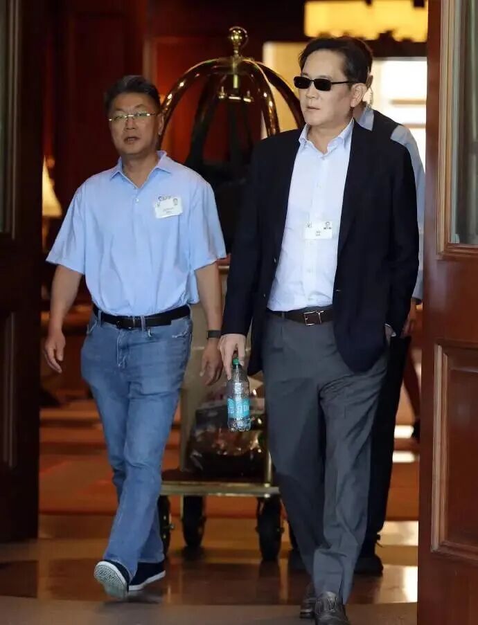 邓文迪追他同框,总统差点给他跪了!财阀大boss坐完牢上桌富豪圈顶流……