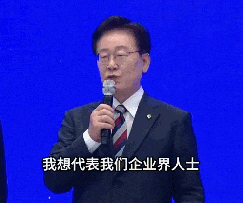 邓文迪追他同框,总统差点给他跪了!财阀大boss坐完牢上桌富豪圈顶流……