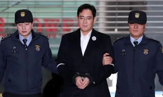 邓文迪追他同框,总统差点给他跪了!财阀大boss坐完牢上桌富豪圈顶流……