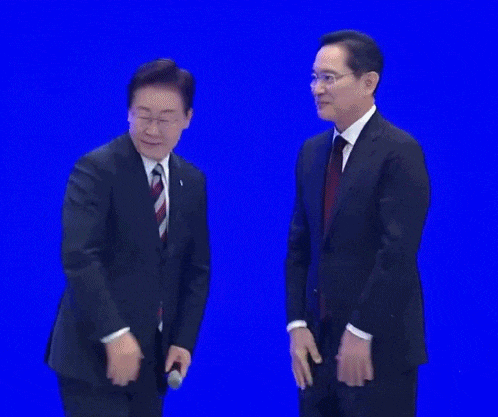 邓文迪追他同框,总统差点给他跪了!财阀大boss坐完牢上桌富豪圈顶流……