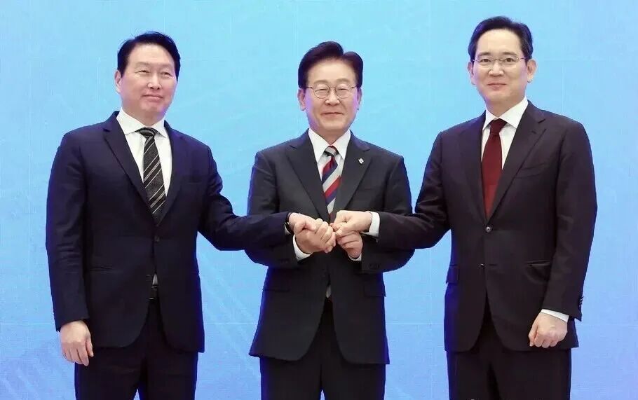 邓文迪追他同框,总统差点给他跪了!财阀大boss坐完牢上桌富豪圈顶流……
