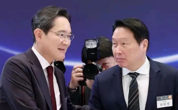邓文迪追他同框,总统差点给他跪了!财阀大boss坐完牢上桌富豪圈顶流……