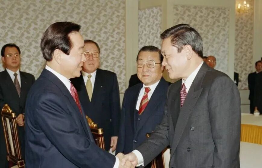 邓文迪追他同框,总统差点给他跪了!财阀大boss坐完牢上桌富豪圈顶流……