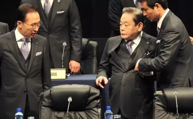 邓文迪追他同框,总统差点给他跪了!财阀大boss坐完牢上桌富豪圈顶流……