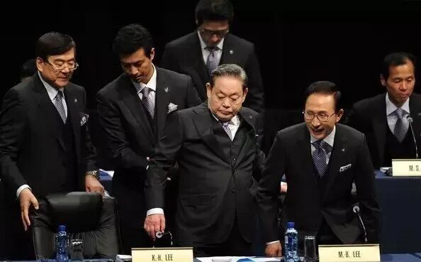 邓文迪追他同框,总统差点给他跪了!财阀大boss坐完牢上桌富豪圈顶流……