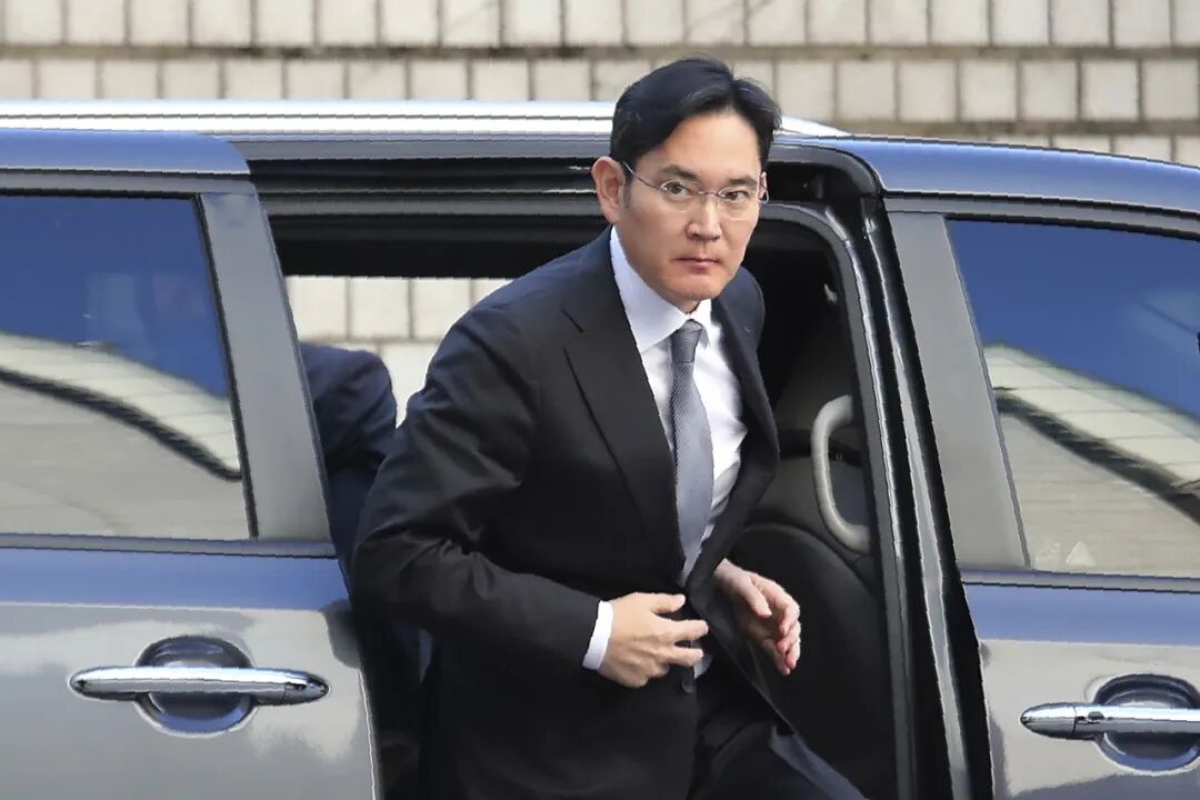 邓文迪追他同框,总统差点给他跪了!财阀大boss坐完牢上桌富豪圈顶流……