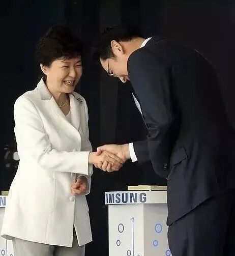 邓文迪追他同框,总统差点给他跪了!财阀大boss坐完牢上桌富豪圈顶流……