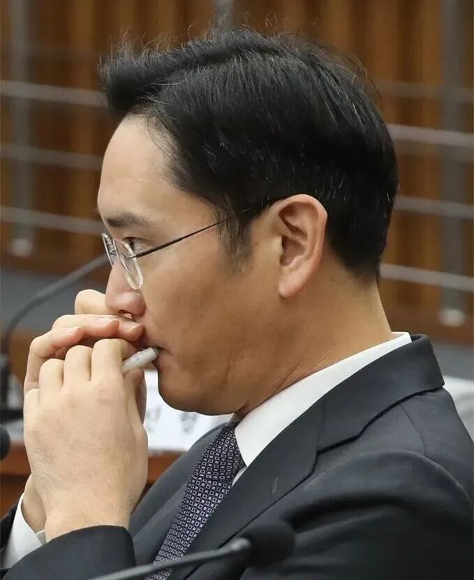 邓文迪追他同框,总统差点给他跪了!财阀大boss坐完牢上桌富豪圈顶流……