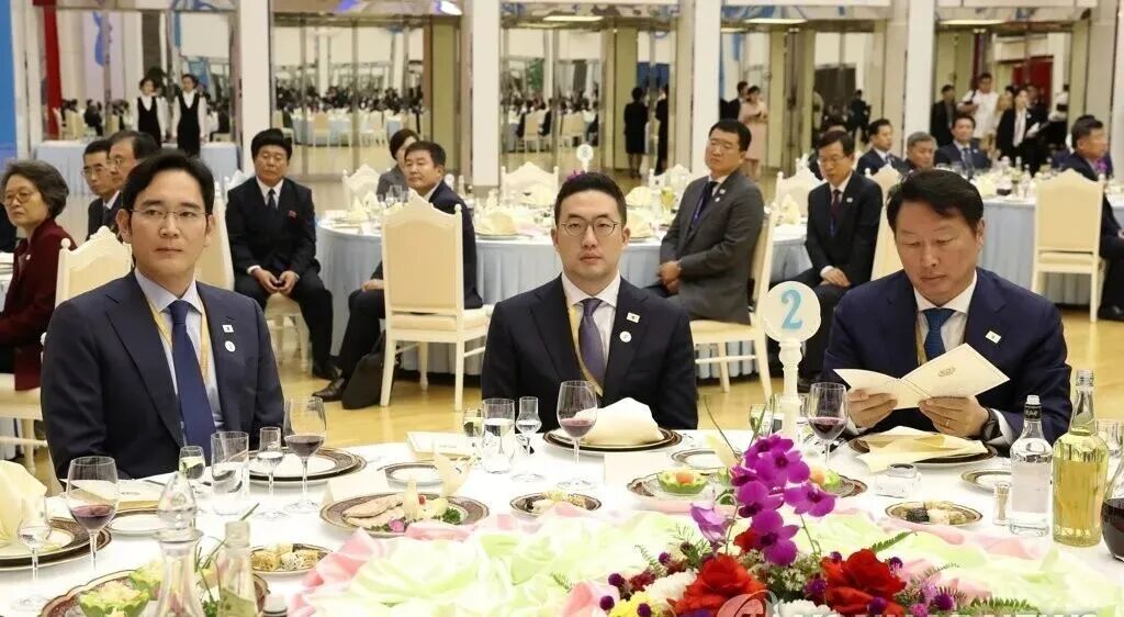 邓文迪追他同框,总统差点给他跪了!财阀大boss坐完牢上桌富豪圈顶流……