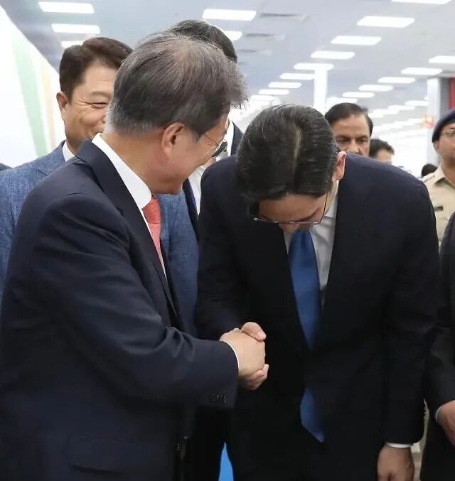 邓文迪追他同框,总统差点给他跪了!财阀大boss坐完牢上桌富豪圈顶流……