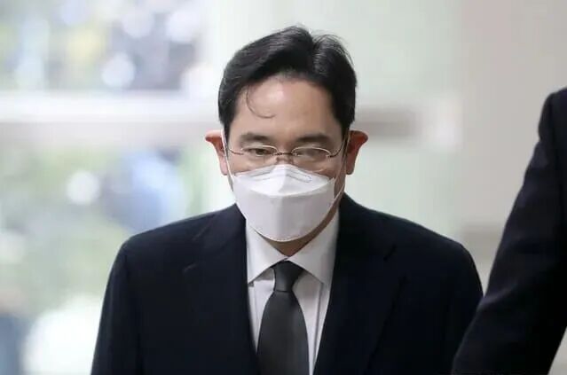 邓文迪追他同框,总统差点给他跪了!财阀大boss坐完牢上桌富豪圈顶流……