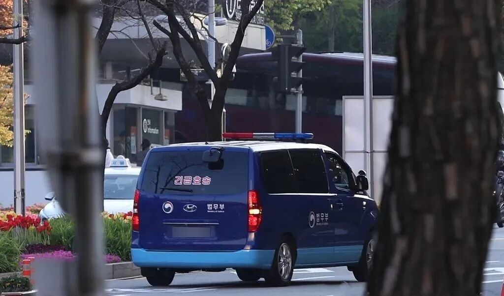 邓文迪追他同框,总统差点给他跪了!财阀大boss坐完牢上桌富豪圈顶流……