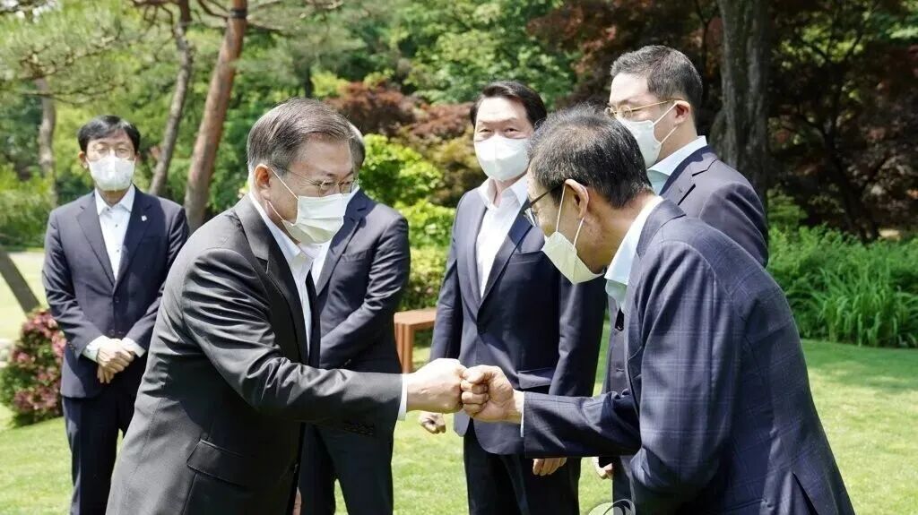 邓文迪追他同框,总统差点给他跪了!财阀大boss坐完牢上桌富豪圈顶流……