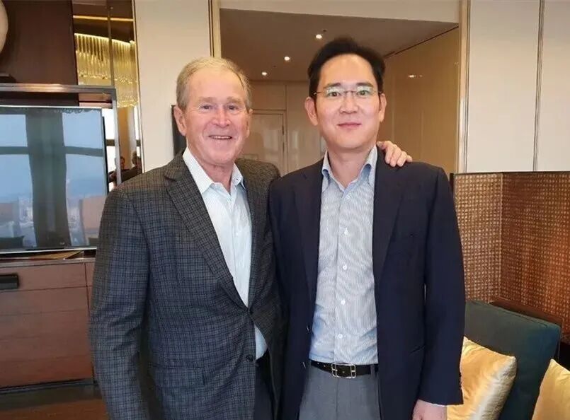 邓文迪追他同框,总统差点给他跪了!财阀大boss坐完牢上桌富豪圈顶流……