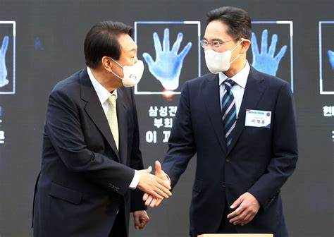 邓文迪追他同框,总统差点给他跪了!财阀大boss坐完牢上桌富豪圈顶流……